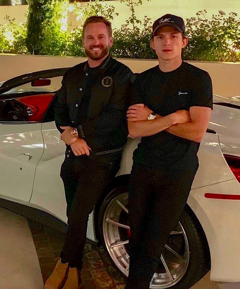O ator Tom Holland posando com seu novo carro e com o empresário que vendeu o veículo (Foto: Instagram)