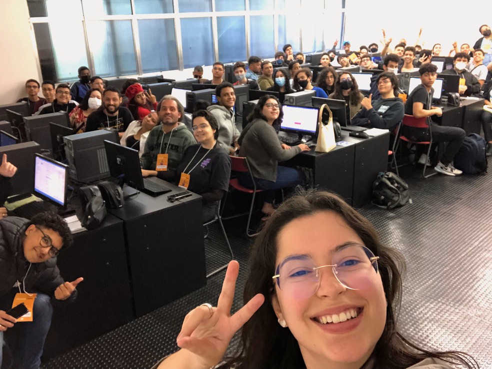 Palestra da engenheira Bruna para um grupo de alunos em Santos — Foto: Arquivo pessoal