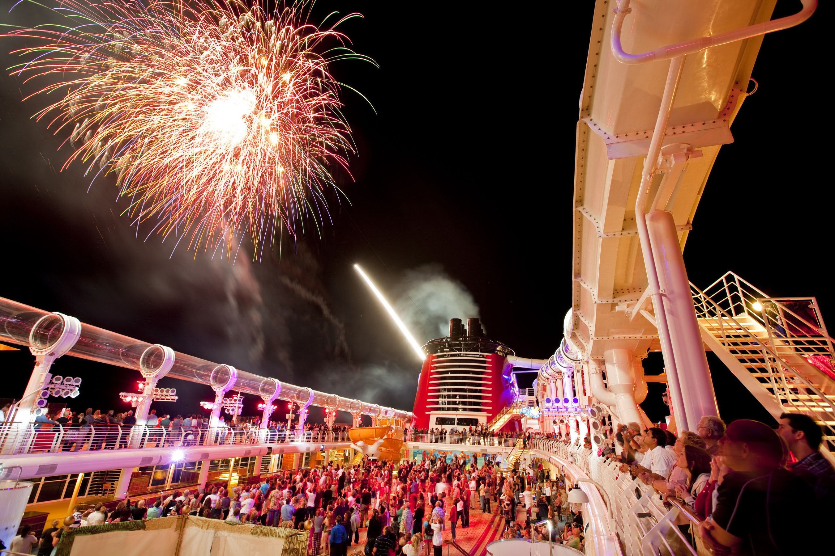 As the only cruise line to feature fireworks at sea, Disney Cruise Line lights up the sky to dazzle guests with the largest, awe-inspiring fireworks extravaganza presented aboard a cruise ship. The skies above the Disney Dream explode with brilliant color (Foto: Matt Stroshane, photographer)