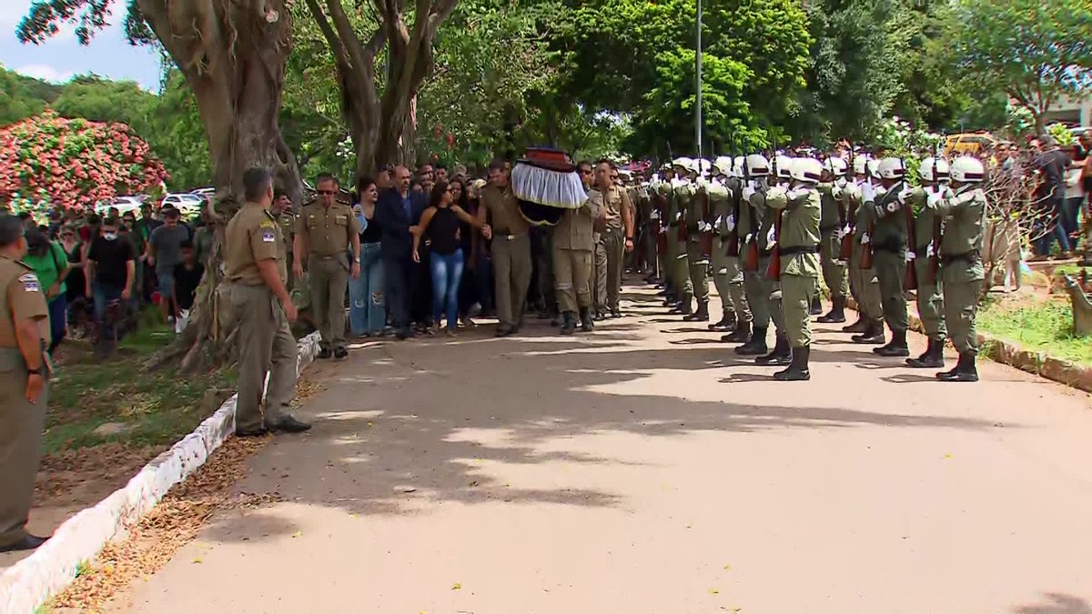 Tenente morto por soldado que invadiu batalhão da PM é velado no Recife;  ataque deixou mais dois mortos e dois feridos | Pernambuco | G1