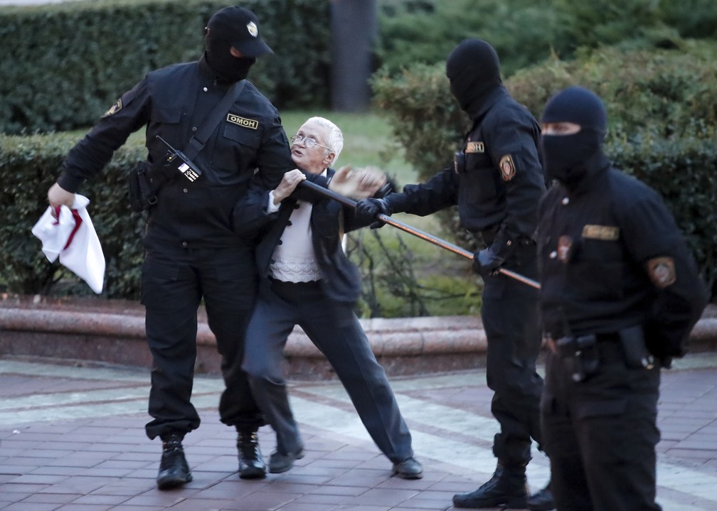 Ativista de oposição a Lukashenko, Nina Baginskaya, de 73 anos, entra em confronto com policiais em Minsk, capital de Belarus, em manifestação na quarta-feira (26) — Foto: Dmitri Lovetsky/AP Photo