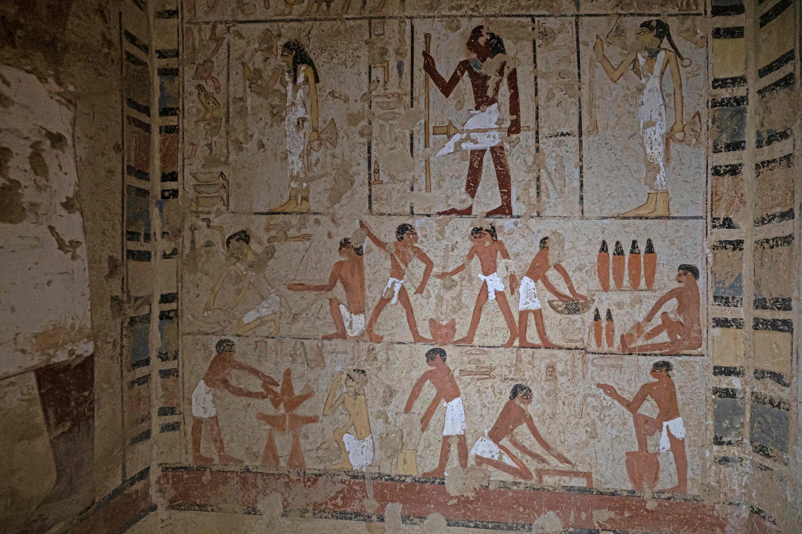 Foto mostra o interior de uma tumba descoberta em necrópole no Egito — Foto: Khaled DESOUKI/AFP