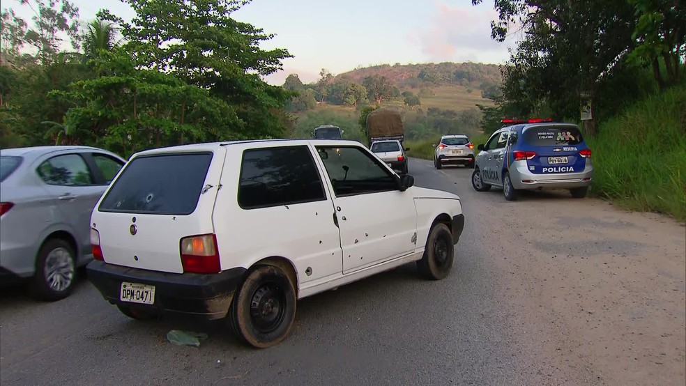 Carro onde homem e mulher foram encontrados na PE-50, nesta terça-feira (18), tinha diversas marcas de tiros — Foto: Reprodução/TV Globo