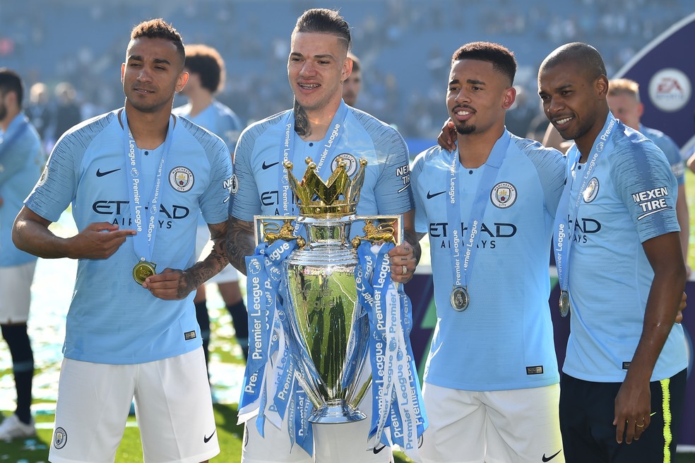 Danilo Ederson Gabriel Jesus Fernandinho troféu Premier League Manchester City — Foto: AFP