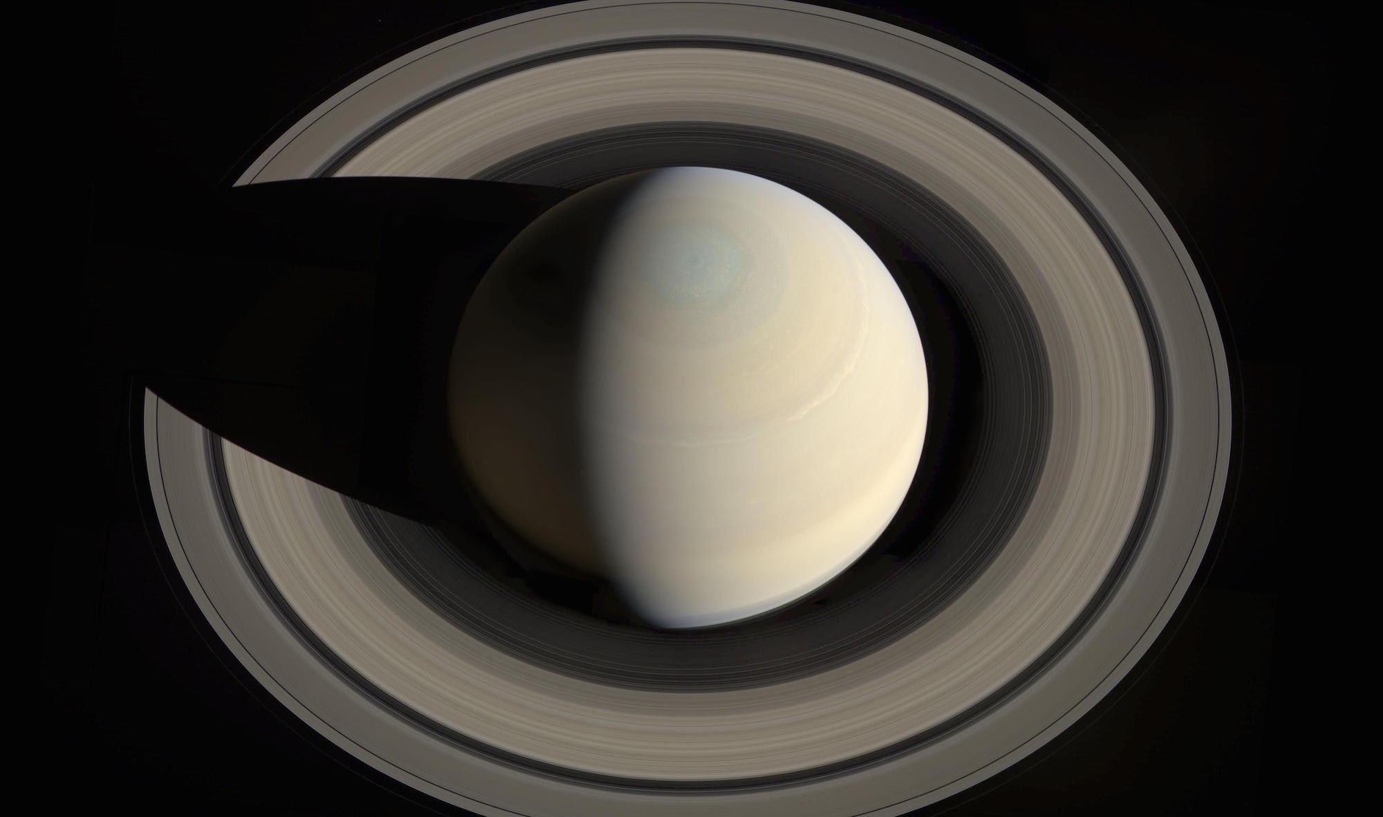 Você consegue enxergar o maior anel de Saturno? Seus olhos podem estar te enganando. ;)  (Foto: NASA)