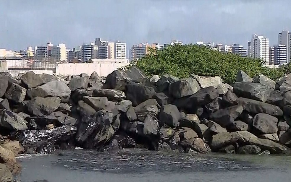 Praia dos Artistas, em Aracaju, nesta terça-feira (15), com novas manchas de óleo — Foto: Reprodução/TV Sergipe