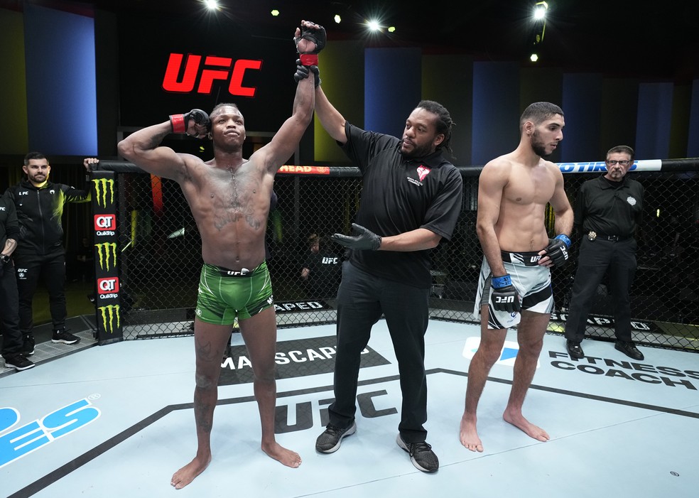 Terrance McKinney (esq.) tem o braço erguido após sua vitória por finalização contra Fares Ziam (dir.) — Foto: Chris Unger/Zuffa LLC/Getty Images