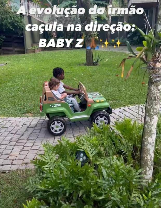Giovanna Ewbank mostra filhos dirigindo carinhos pela casa (Foto: Instagram)