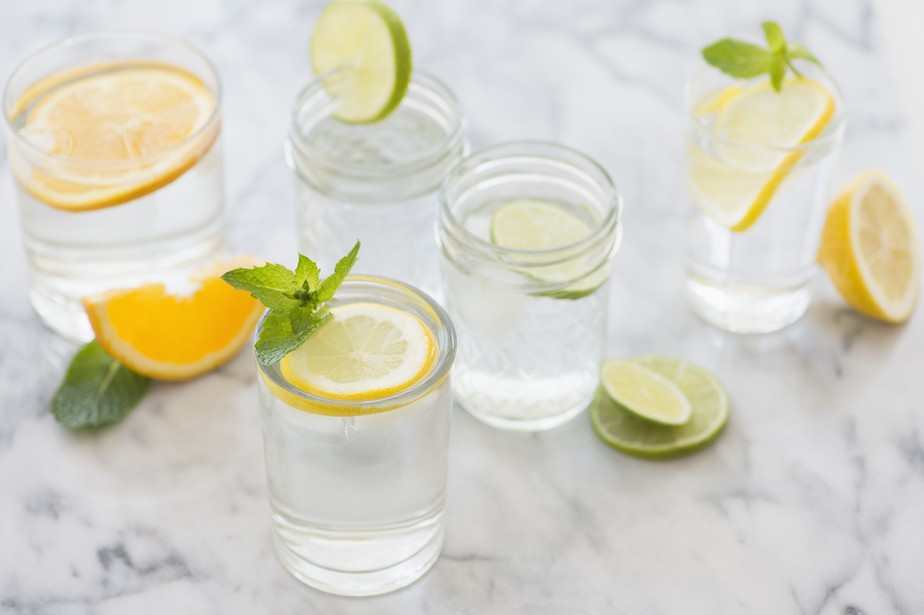 Nutricionista lista 5 benefícios da água com limão