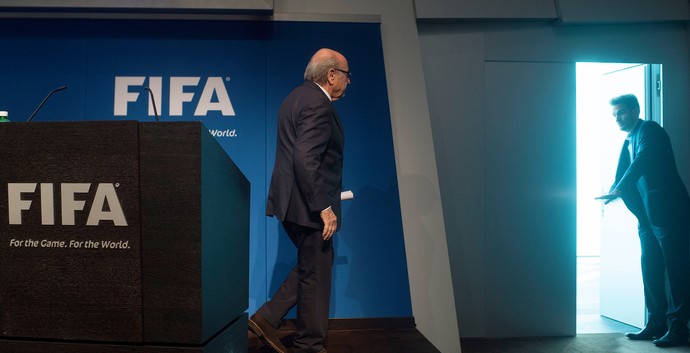 Blatter entrega cargo coletiva Fifa (Foto: VALERIANO DI DOMENICO / AFP)