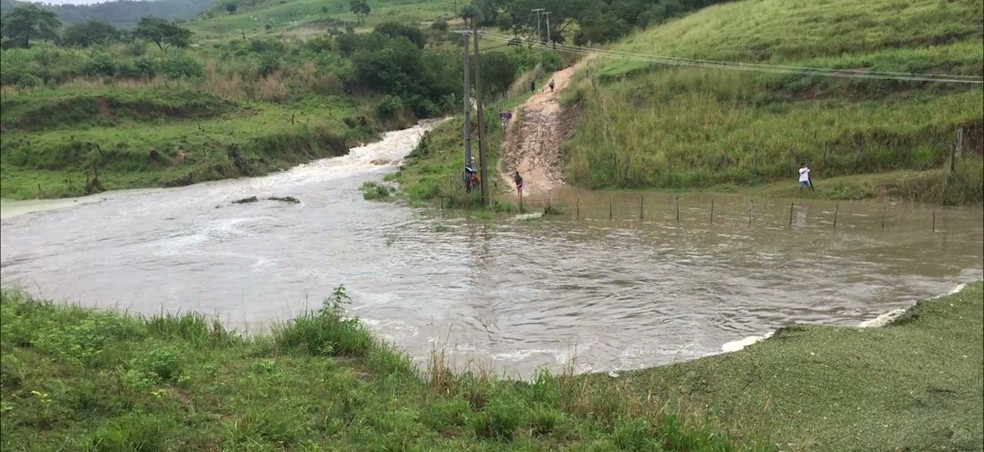 Rio transborda em Cuitegi após fortes chuvas — Foto: Reprodução/TV Paraíba