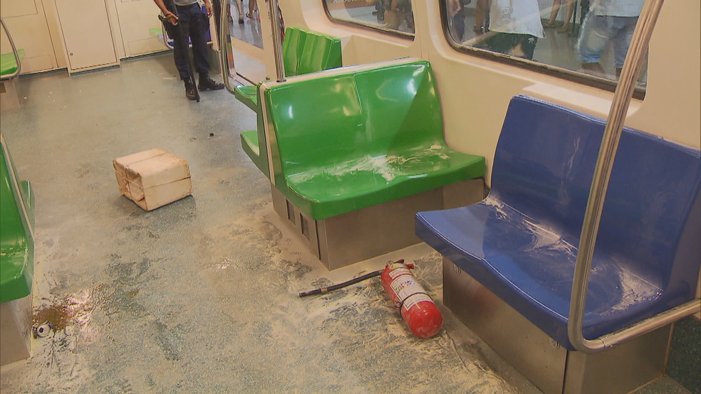 Trem do Metrô depredado durante volta para casa no carnaval (Foto: TV Globo/Reprodução)