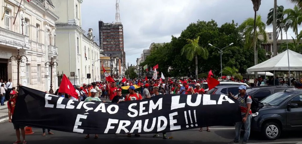 Caminhada em defesa de Lula ocorre em João Pessoa.  (Foto: André Resende/G1)