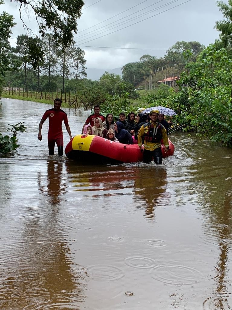 Crianças e adultos ficam ilhados após rio subir e são resgatados de bote em SC; FOTOS
