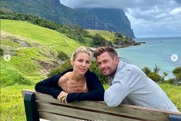 O ator Chris Hemsworth com a esposa, a atriz Elsa Pataky, em viagem com família e amigos (Foto: Instagram)