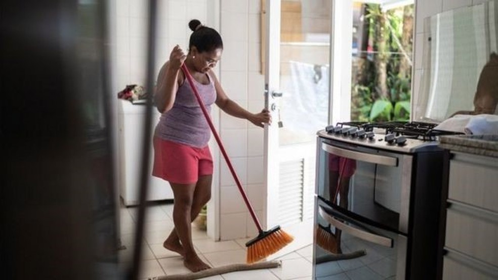 A área de serviços domésticos, que inclui empregadas e diaristas, está entre as que apresentaram maior crescimento — Foto: Getty Images/Via BBC