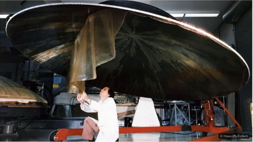 A nave espacial Voyager, do tamanho de um carro, foi lançada em 1977 e agora está transmitindo dados do espaço interestelar — Foto: Nasa via BBC