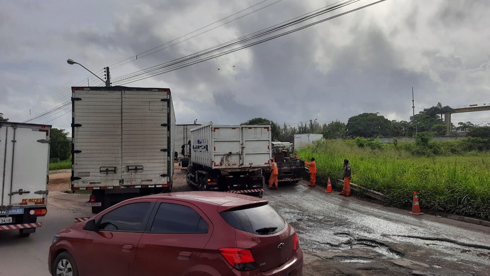 Condutores chegaram a desbloquear o trecho, que foi novamente interditado pela PRF. — Foto: Arnaldo Araújo/ SVM