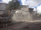 Casas irregulares são demolidas ao lado de blocos no Conjunto Muribeca