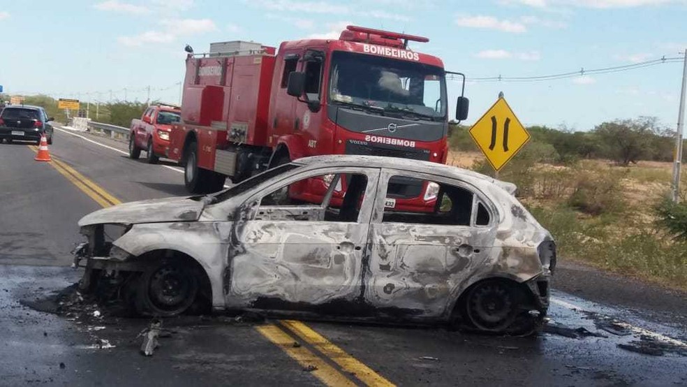 De acordo com a Polícia Militar (PM), o grupo assaltou o carro forte no trecho entre Carnaíba e o povoado de Juremal — Foto: Corpo de Bombeiros 