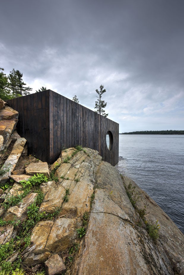 Sauna em baía canadense é incrustada em rocha (Foto: Divulgação)