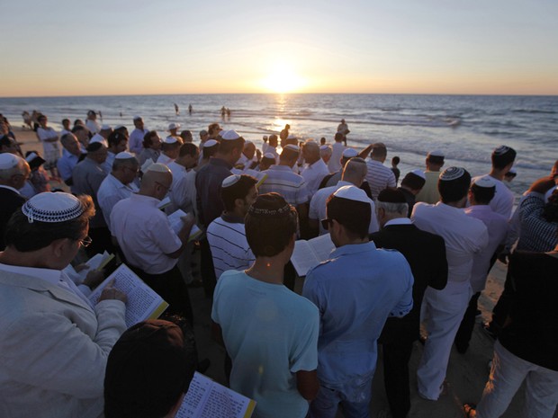 Judeus ortodoxos participam da oração Tashlich nas margens do Mar Mediterrâneo, no sul da cidade de Ashdod. Durante a oração, migalhas de pão são jogados nas águas para lançar simbolicamente os pecados. (Foto: Amir Cohen/Reuters)