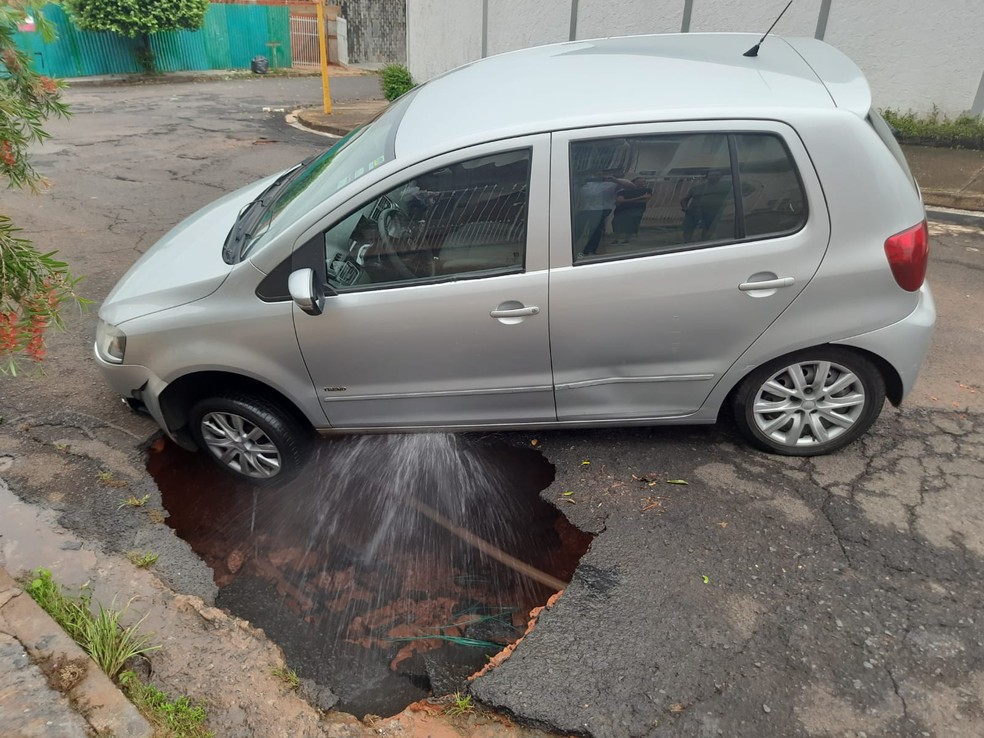 Carro é quase 'engolido' por buraco aberto após vazamento de água em Bauru — Foto: Rodrigo Pereira/Arquivo pessoal