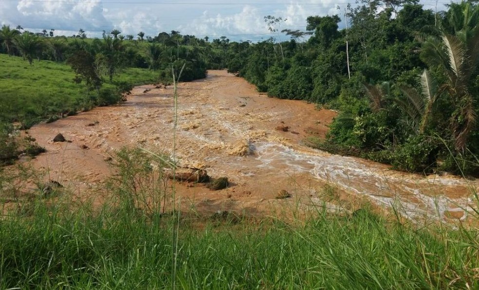 Taxista conta que bueiro estava acumulando água e que BR já precisava de manutenção há meses  (Foto: Alexandre Lima/Arquivo pessoal )