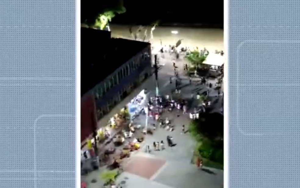 Moradores filmam aglomera&ccedil;&atilde;o e pessoas sem m&aacute;scara no bairro da Barra em Salvador &mdash; Foto: Reprodu&ccedil;&atilde;o/TV Bahia