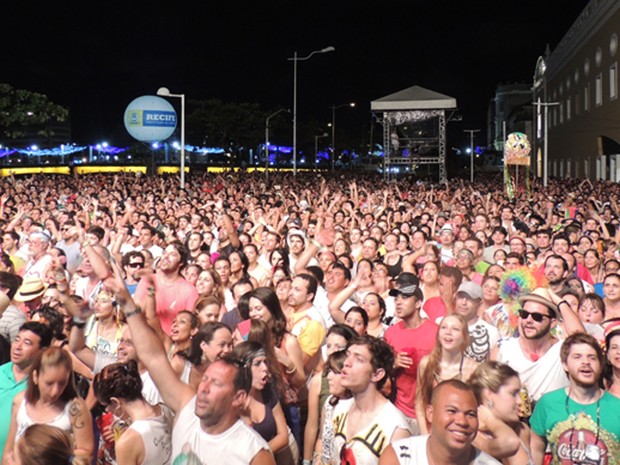 Público acompanha o Quanta Ladeira no Cais da Alfândega (Foto: Débora Soares/ G1)