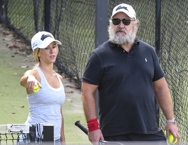 Russell Crowe e Britney Theriot (Foto: Grosby Group)