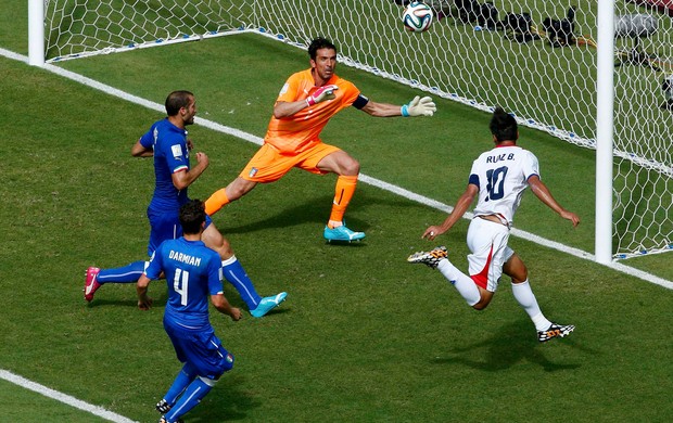  Bryan Ruiz gol - Costa rica x Itália (Foto: Reuters)