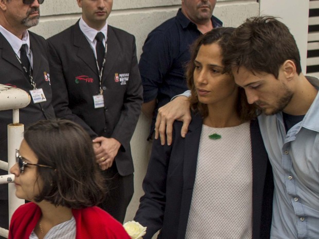 Camila Pitanga chega para o velório do amigo e ator Domingos Montagner (Foto: Marcelo Gonçalves/ Estadão Conteúdo) Camila Pitanga chega para o velório do amigo e ator Domingos Montagner (Foto: Marcelo Gonçalves/ Estadão Conteúdo)
