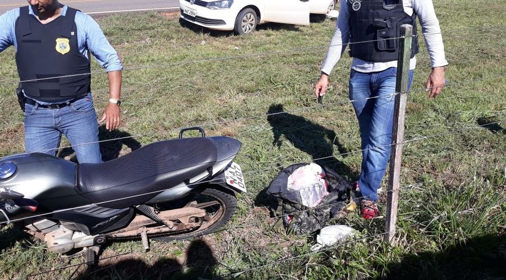 Homem fura barreira policial no interior do Acre e abandona motocicleta com dez quilos de cocaÃ­na (Foto: DivulgaÃ§Ã£o/PolÃ­cia Civil)