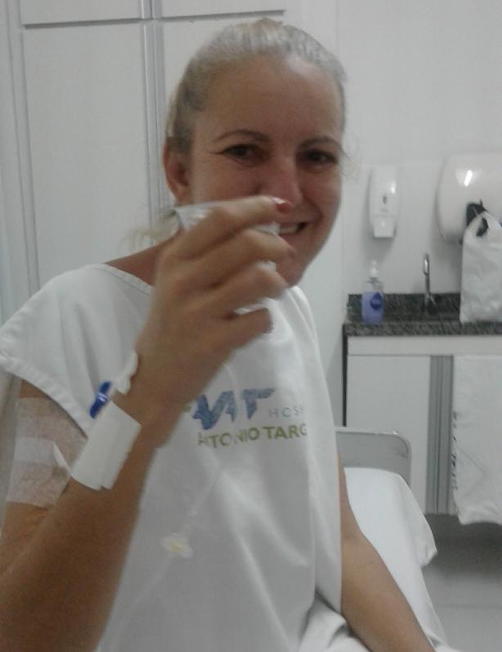 Registro de Jaciane ao receber alta da UTI, depois de um derrame pleural em decorr�ncia do fumo � Foto: Jaciane Aires/arquivo pessoal