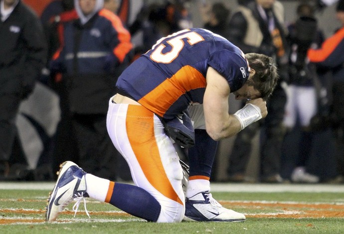 Tim Tebow, do Denver Broncos, reza, NFL (Foto: Reuters)