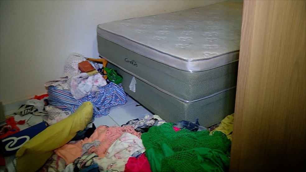 Criminosos fizeram arrastÃ£o e reviraram cÃ´modos de casa em Cajupiranga, em Parnamirim, RN.  â€” Foto: ReproduÃ§Ã£o/Inter TV Cabugi