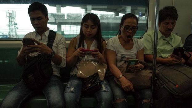 Nas Filipinas, a média foi de mais de quatro horas diárias nas redes sociais (Foto: Getty Images via BBC News Brasil)