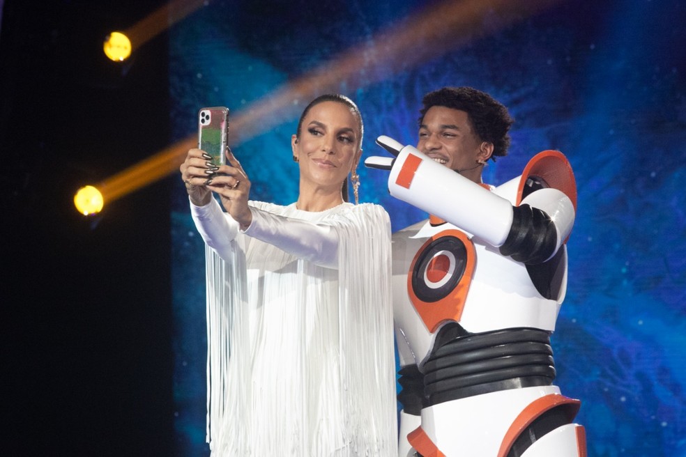 Ivete Sangalo e Juan Paiva no 'The Masked Singer Brasil' — Foto: Globo