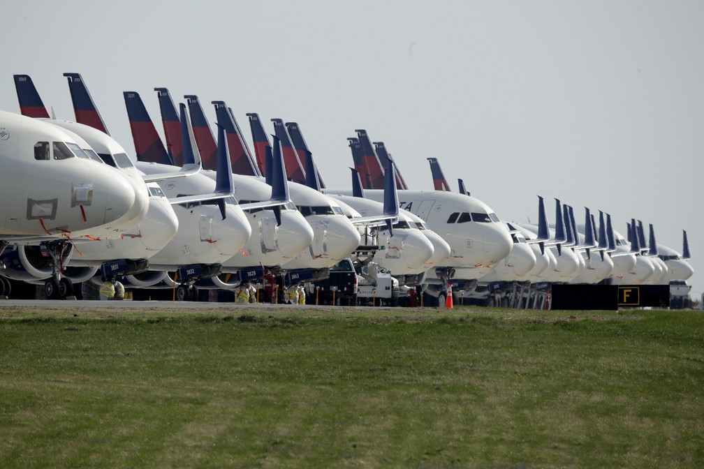 Imagem de 1º de abril de 2020 mostra dezenas de aviões estacionados no aeroporto de Kansas City, nos EUA, por causa da pandemia de Covid-19 — Foto: Charlie Riedel/Arquivo/AP Photo