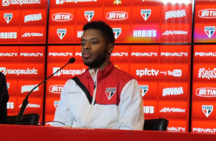 Michel Bastos recebe a camisa 7 e diz ainda não estar pronto para o clássico