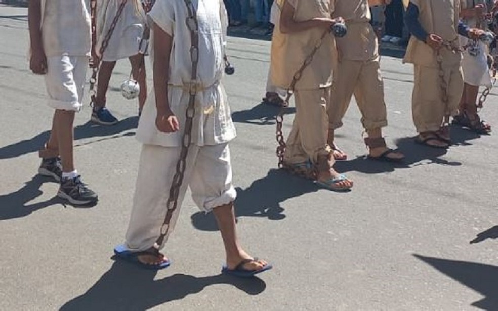 Estudantes negros de escola municipal foram retratados como escravos em desfile — Foto: Divulgação