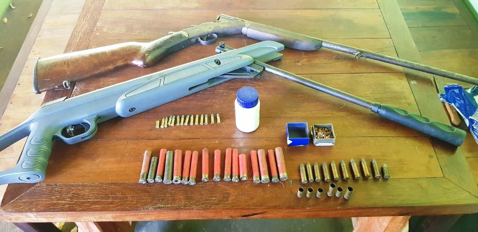 Armas e munições foram apreendidas na propriedade rural: autuado em flagrante por posse ilegal — Foto: Polícia Ambiental/Divulgação