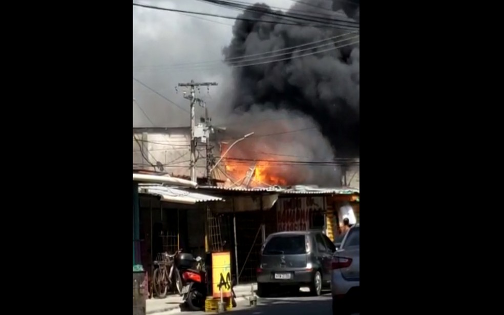 Loja de m&oacute;veis &eacute; atingida por inc&ecirc;ndio em S&atilde;o Crist&oacute;v&atilde;o &mdash; Foto: Reprodu&ccedil;&atilde;o/Redes Sociais