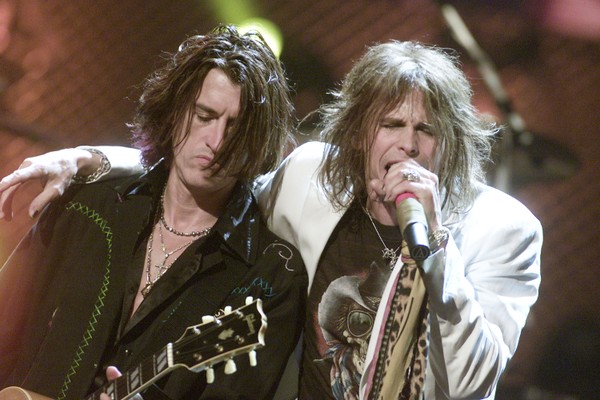 O guitarrista do Aerosmith, Joe Perry, junto com o vocalista do grupo, Steven Tyler (Foto: Getty Images)