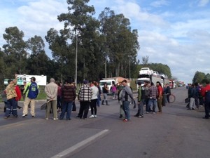 Manifestantes fecharam a BR-290 nesta manhã no RS (Foto: Marcos Pacheco/ RBS TV)