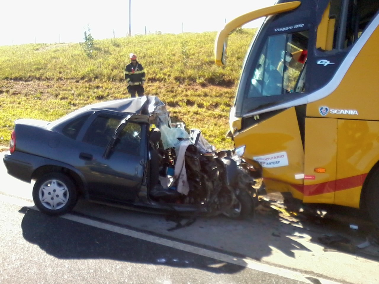 G1 - Idoso de 62 anos morre ao bater carro contra um ônibus em Itaberá, SP  - notícias em Itapetininga e Região