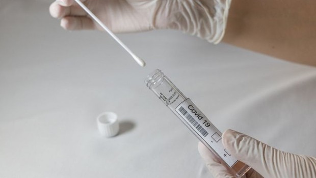 Sucessivos testes PCR mostraram que mulher não só continuava com covid-19, mas também tinha alta carga viral no corpo (Foto: Okan Celik/Getty Images via BBC News)