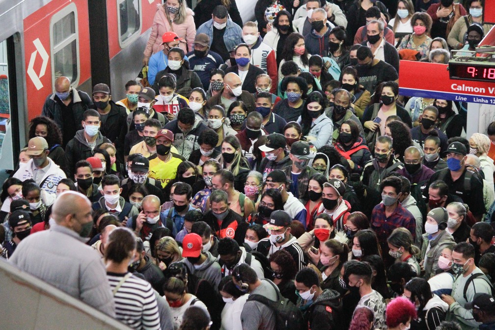 Lotação em estação da CPTM na manhã desta segunda-feira (17) — Foto: FÁBIO VIEIRA/FOTORUA/ESTADÃO CONTEÚDO