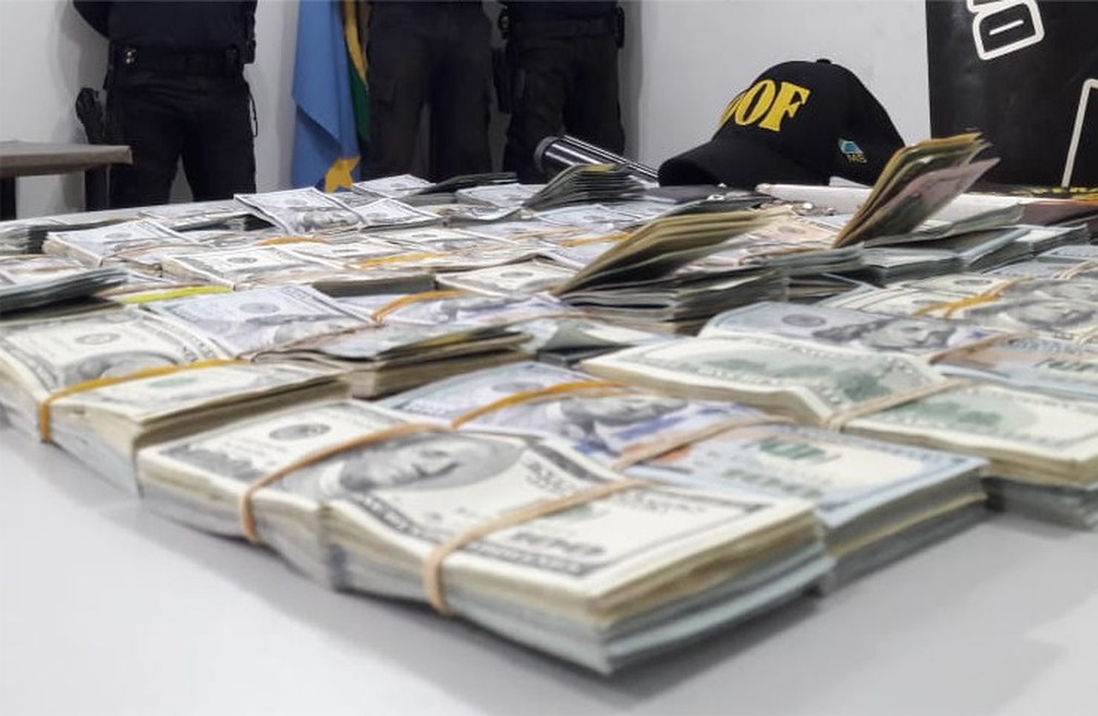 Notas de dólares apreendidas de 50 e 100  — Foto: Rogério Fernandes Lemes/DOF